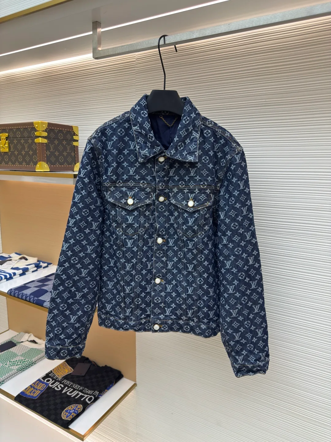 LOUIS VUITTON Presbyopia all-over printed denim jacket ●Authentic product: Purchased and developed by 23639 ●Item number: 1680010-B55 ●Fabric: Denim denim fabric ●Technology: Jacquard production ●Version: fitted version ●Weight: about 850 grams ●Size: 46-48-50-52 ●Description: The fabric is made of denim, full of Monogram jacquard pattern, and is decorated with hot-drilling technology to form the brand's classic pattern. The waist is made of old flocked leather tags, and the hardware is molded. The overall routing is straight and delicate. The fabric is comfortable and soft, and the color is consistent without color difference. It can be matched with the same style to create a fashionable look and control various occasions. Customized accessories, complete with three standards, same style for men and women.